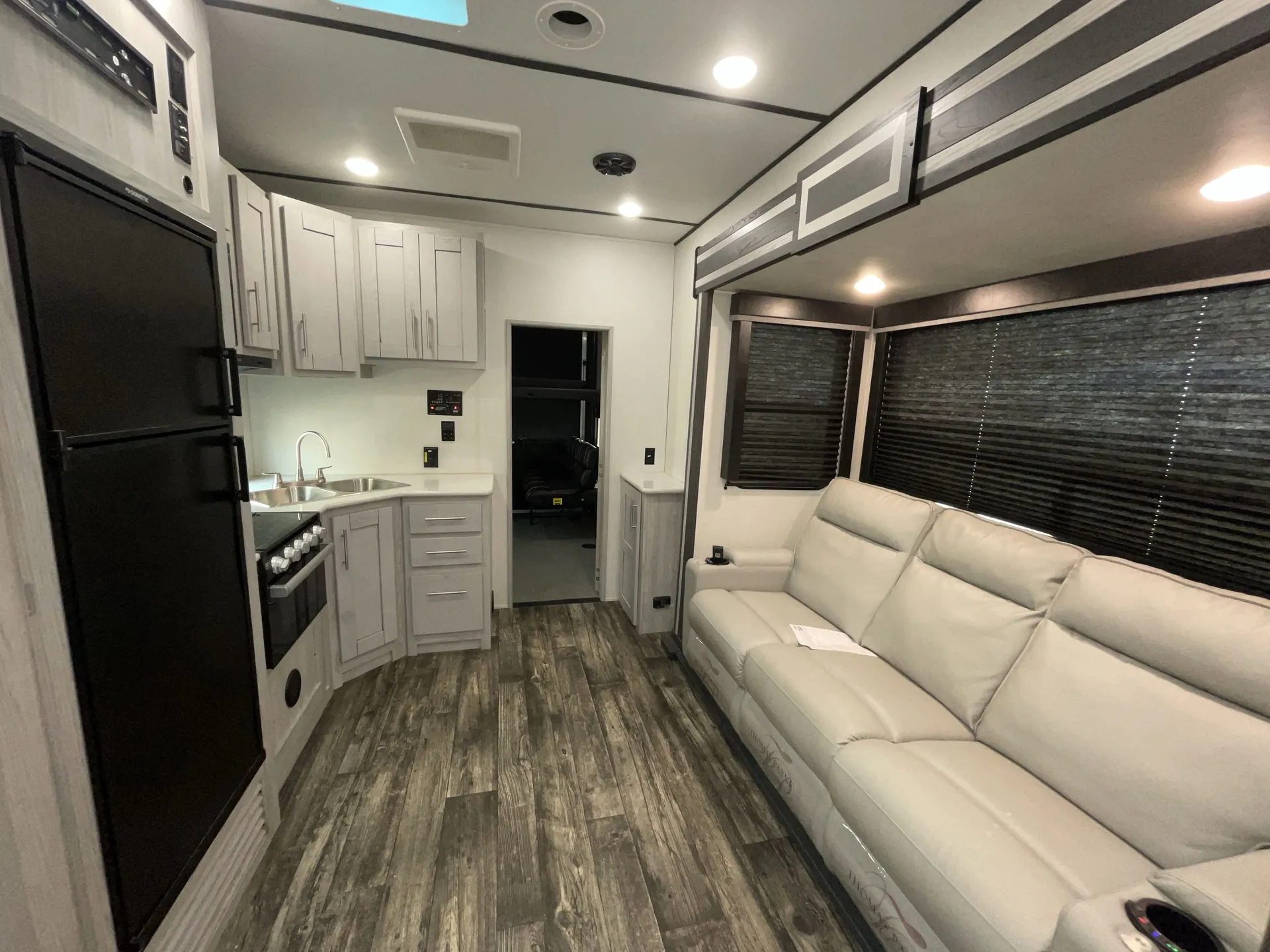 2022 Keystone Impact Vapor Lite 29V — living area main