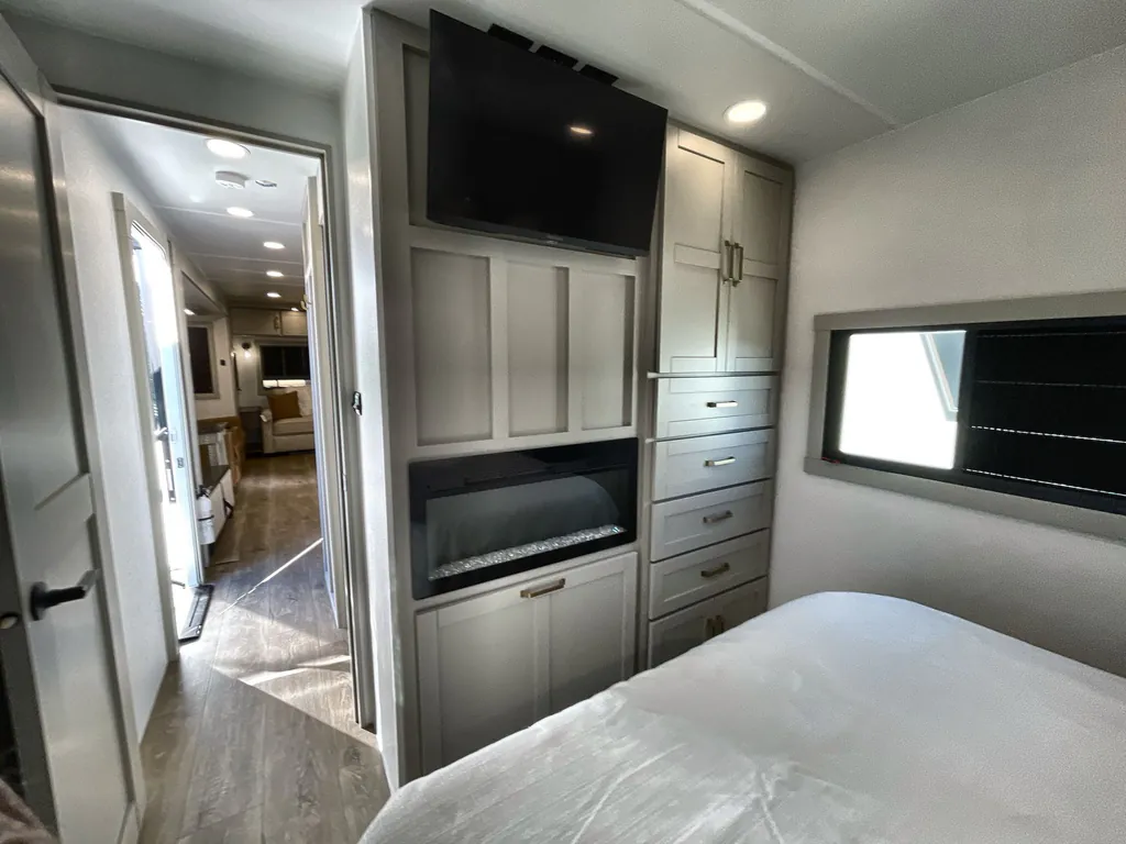 2026 Brinkley Model Z Air 297, Photos photo 17