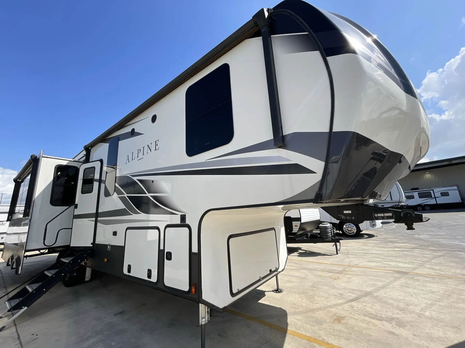 2021 Keystone Alpine 3220RL - Photo 2