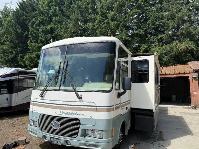 2001 Fleetwood RV Southwind 35R - Photo 2