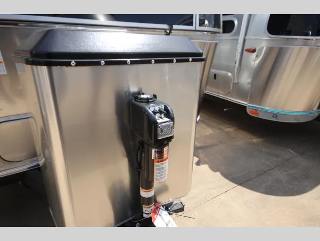 2026 Airstream International 27FB - Photo 3