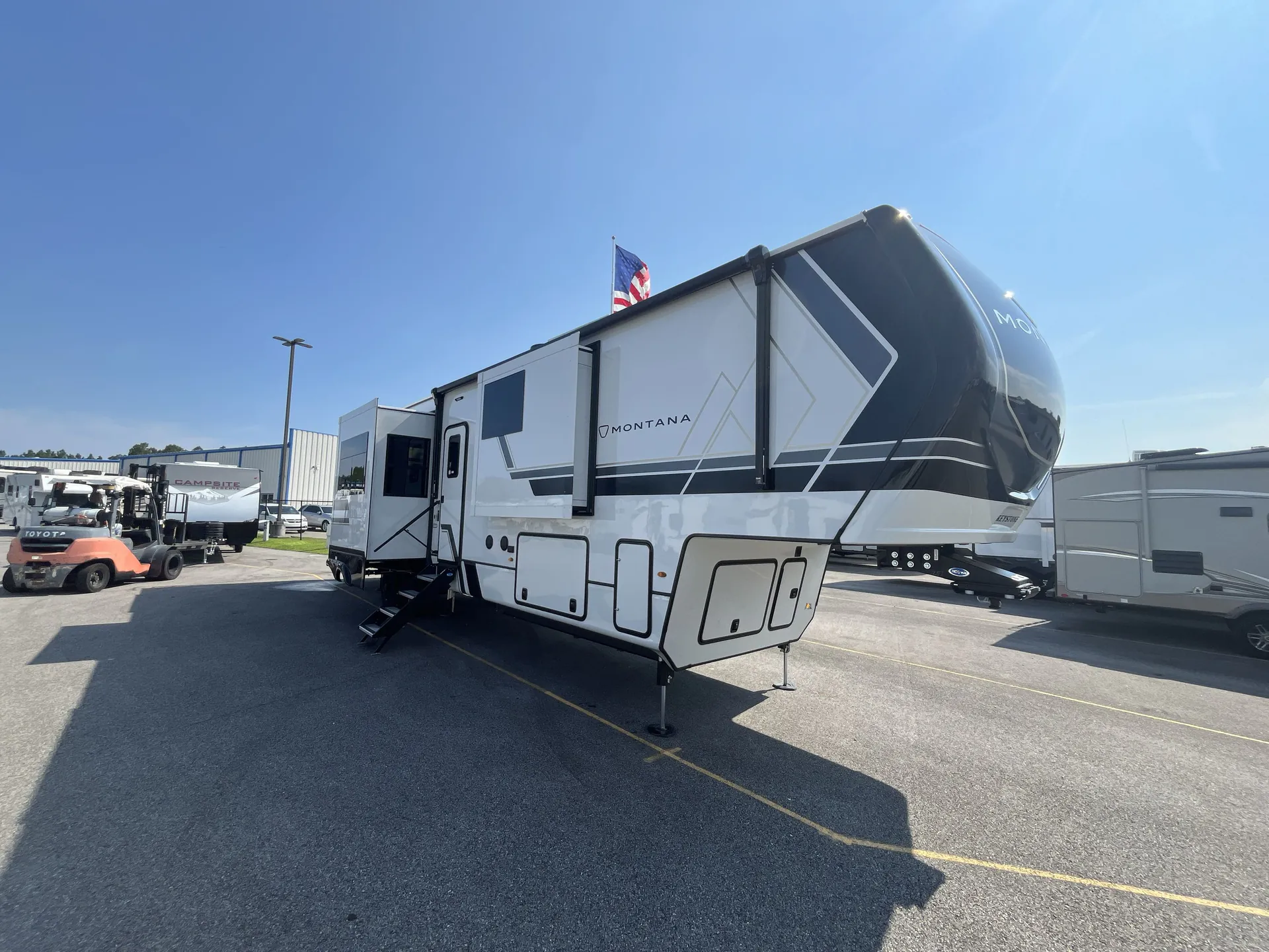2026 Keystone Montana 3901RK - Photo 2