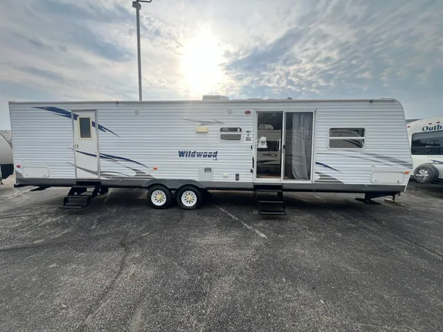 2008 Forest River Wildwood 37BHSS2Q - Photo 2