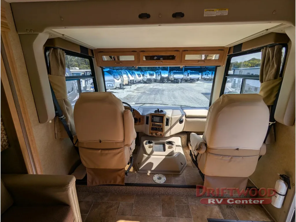 2016 Thor Motor Coach Hurricane 31S, Photos photo 16