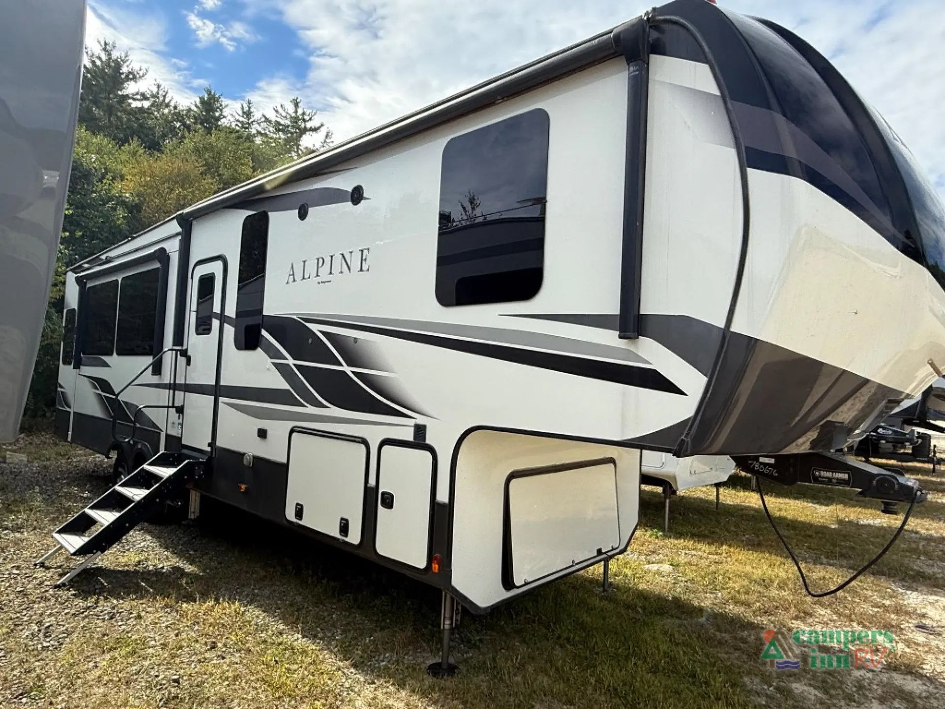 2021 Keystone Alpine 3220RL - Photo 2