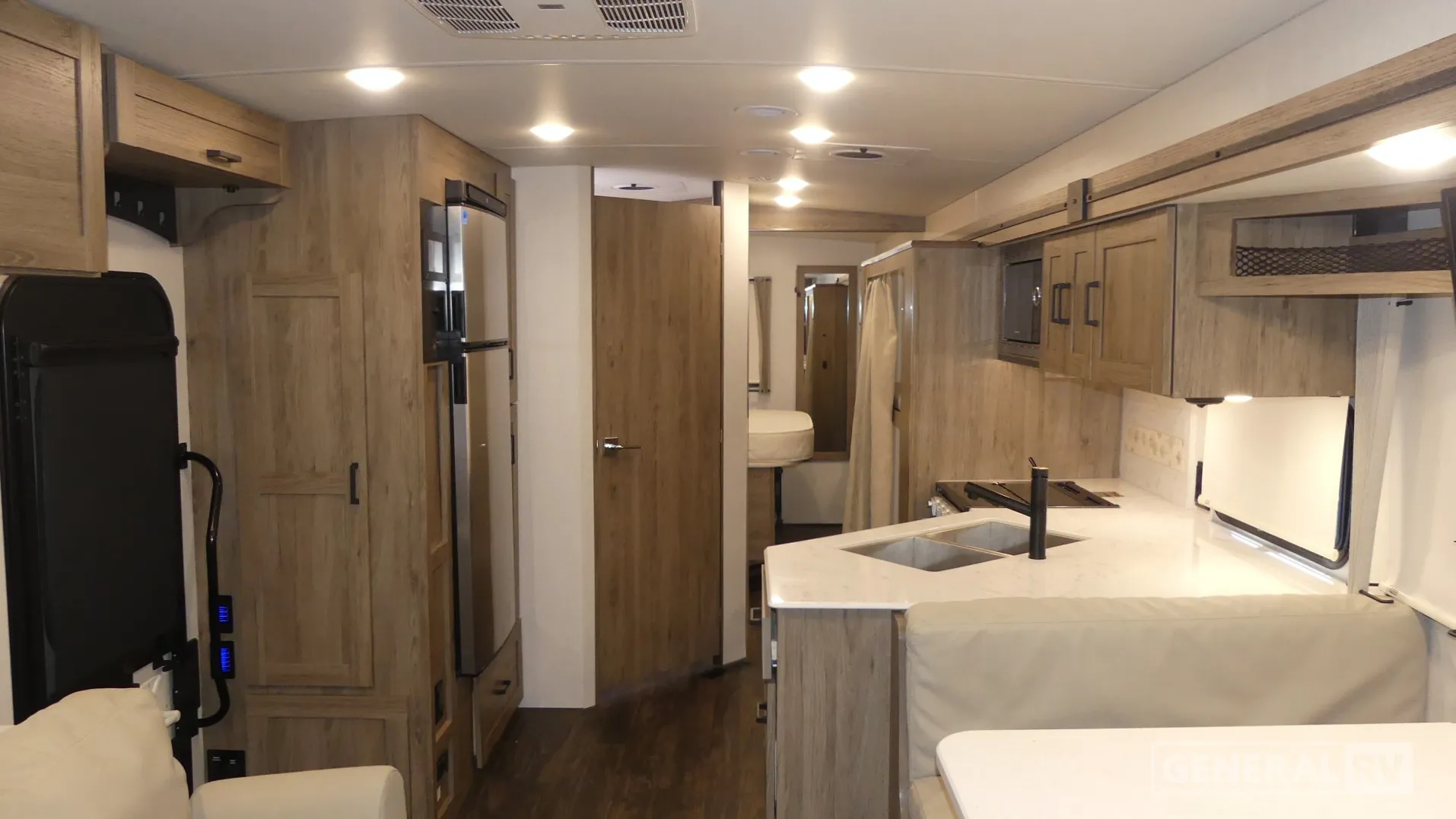 2025 Winnebago Vista 31B - Photo 3