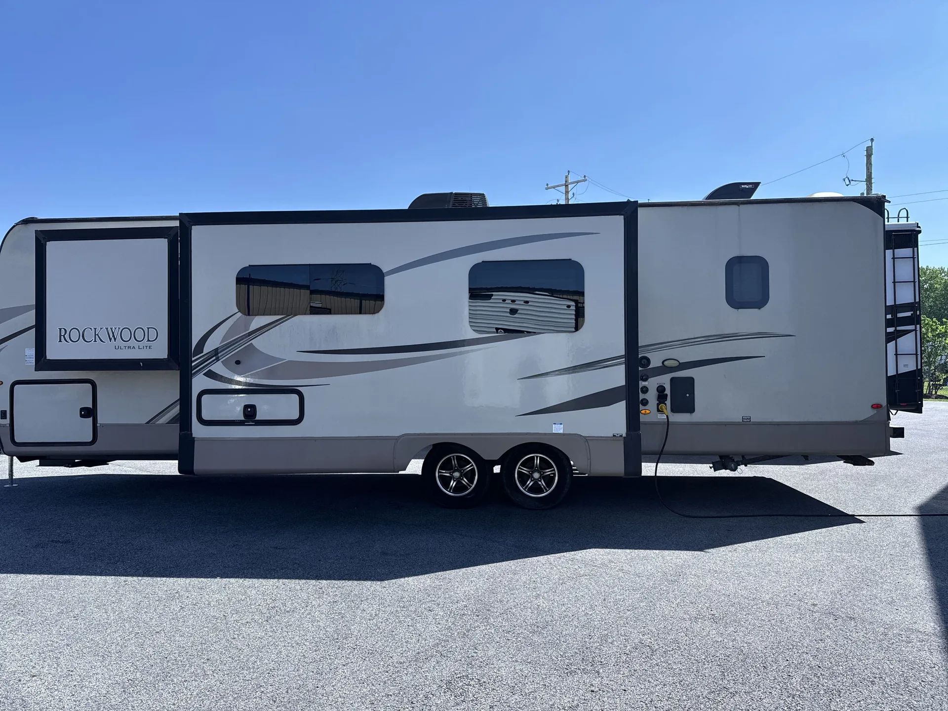 2019 Forest River Rockwood Ultra Lite 2706WS — off campside
