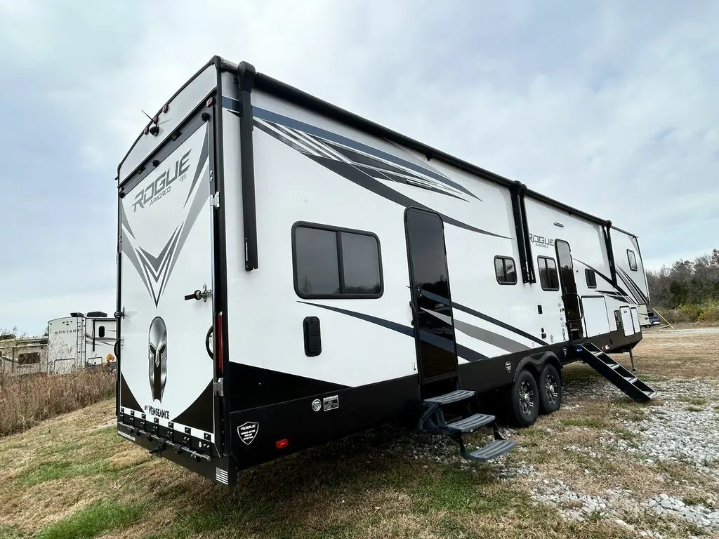 2021 Forest River Vengeance Rogue Armored 4007 — Photo 5