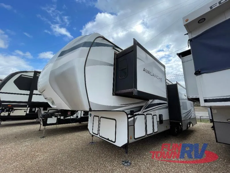 2022 Keystone Avalanche 322RL - Photo 4