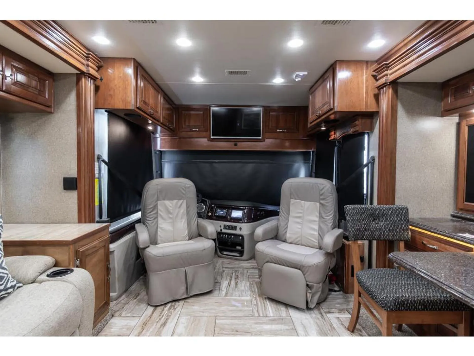 2018 Fleetwood Discovery LXE 40E - Photo 4