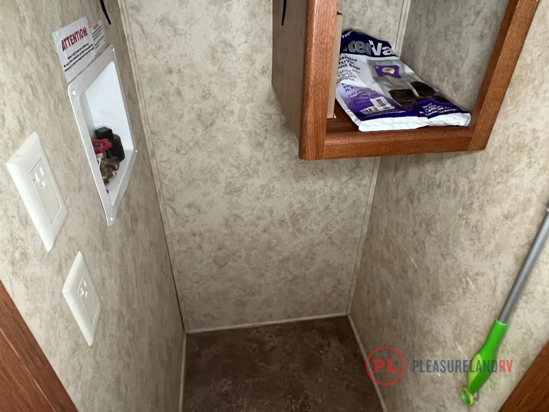 2010 Keystone Montana 3075RL - Photo 4