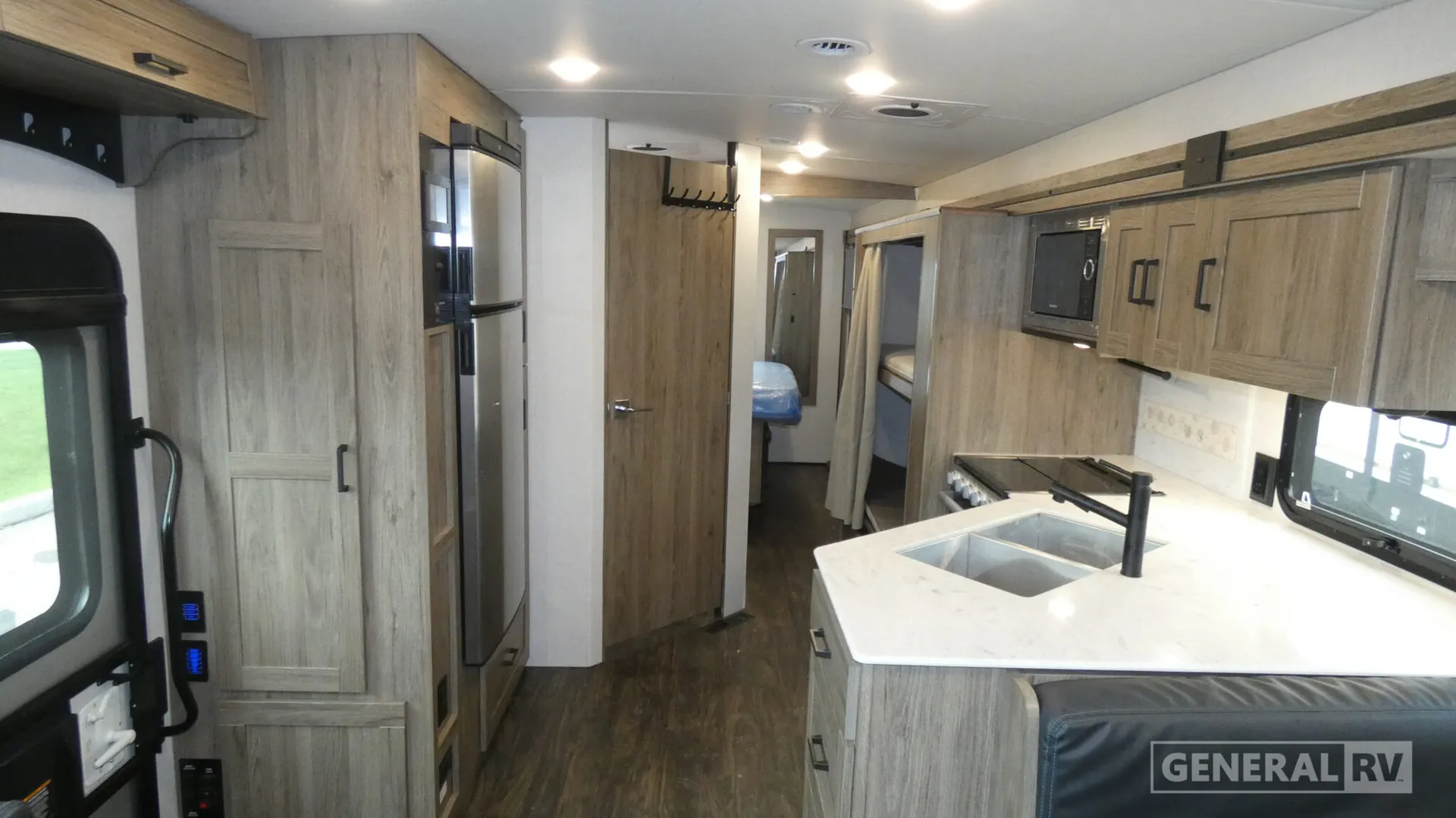 2025 Winnebago Vista 31B - Photo 3