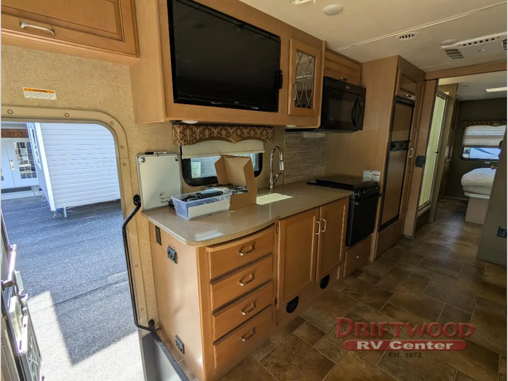 2016 Thor Motor Coach Hurricane 31S, Photos photo 20