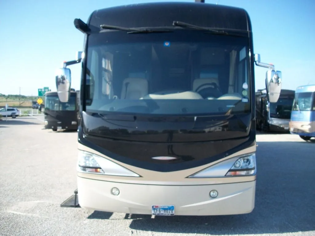 2009 Fleetwood Revolution LE 40E - Photo 4