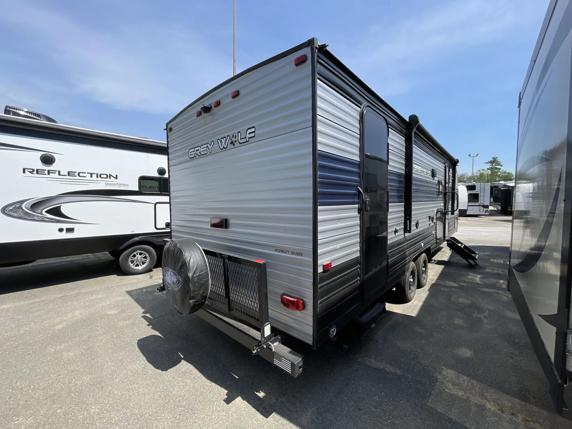 2022 Forest River Cherokee Grey Wolf 26DBH — backside