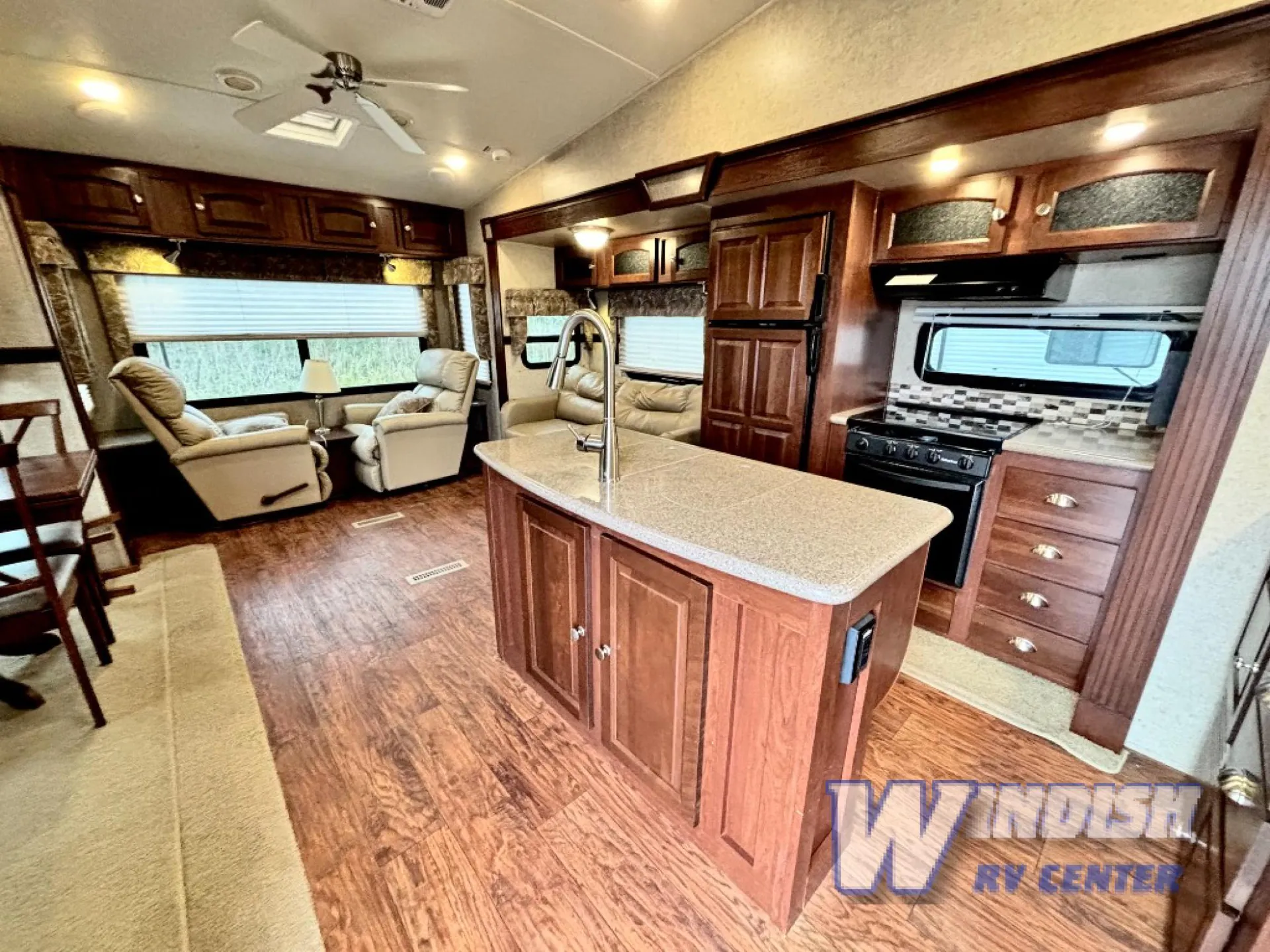 2016 Forest River Rockwood Signature Ultra Lite 8289WS — Photo 6