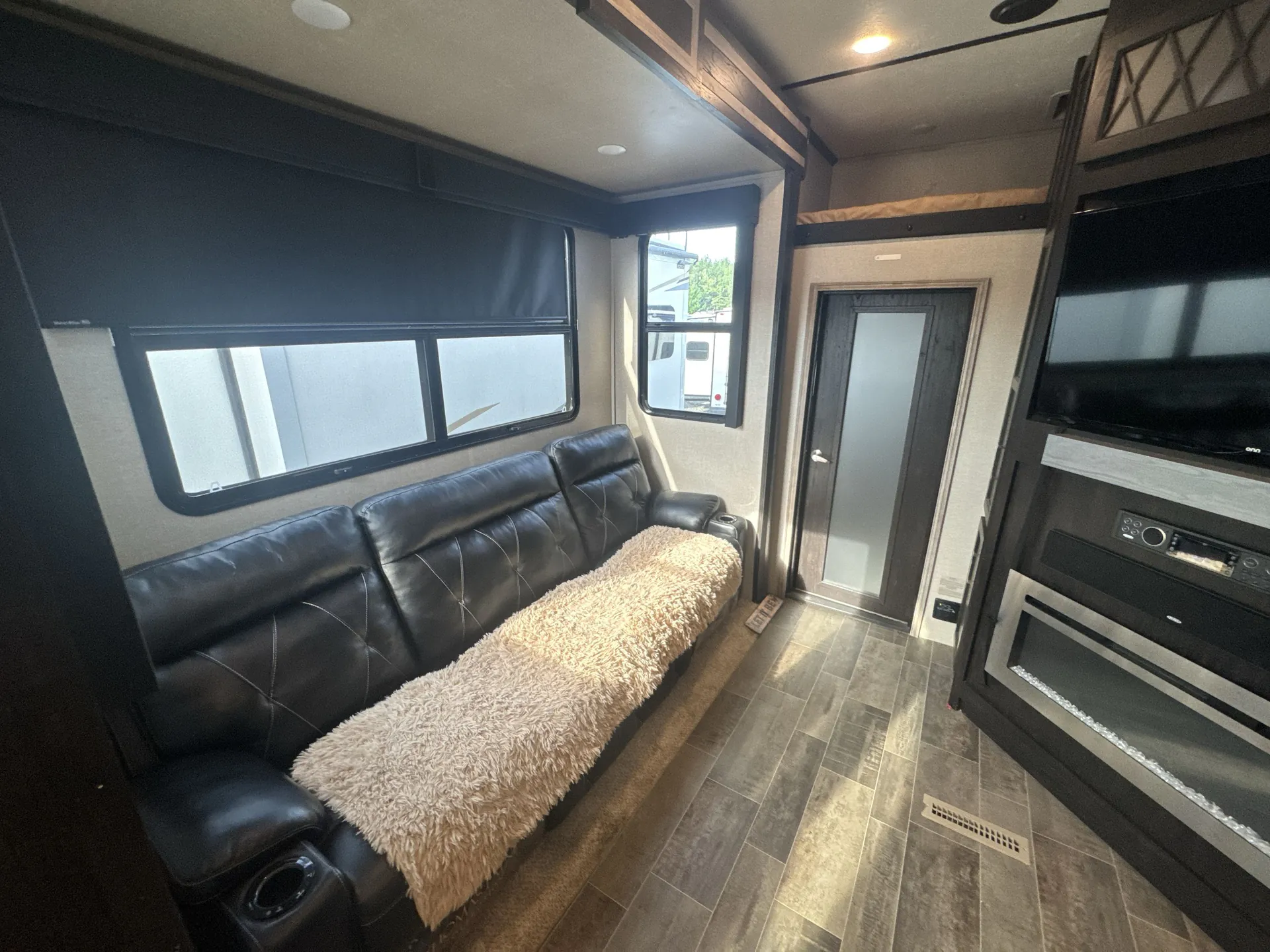 2017 Keystone Fuzion 371 — living area main