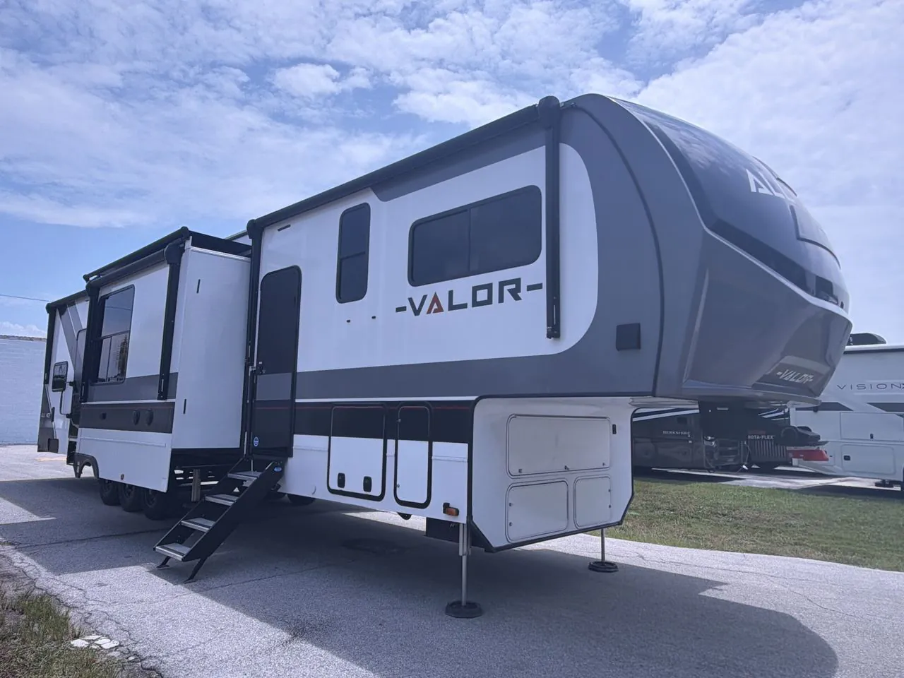 2025 Alliance RV Valor 44V14 - Photo 2