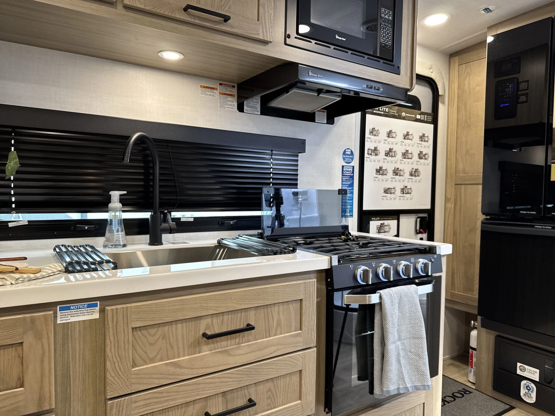 2027 Forest River Rockwood Mini Lite 2109S — kitchen