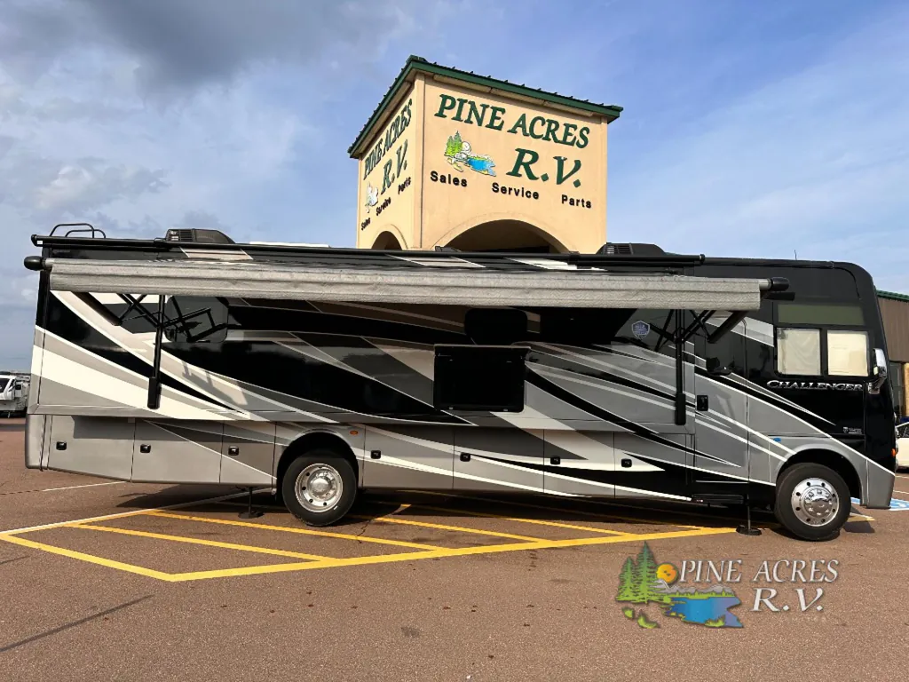 2022 Thor Motor Coach Challenger 35MQ, Photos photo 3