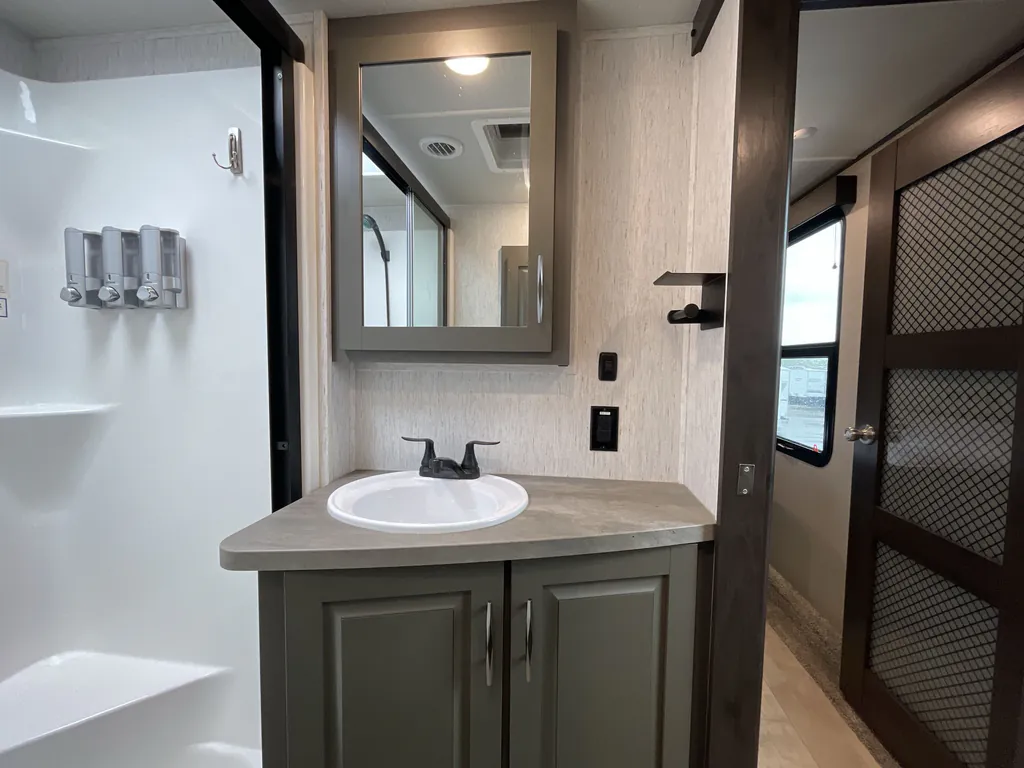 2021 Grand Design Momentum 381M, Photos photo 23