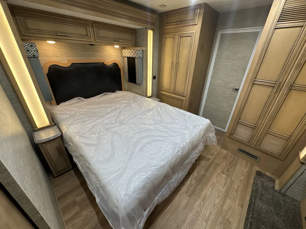 2017 Newmar Canyon Star 3923, Photos photo 11