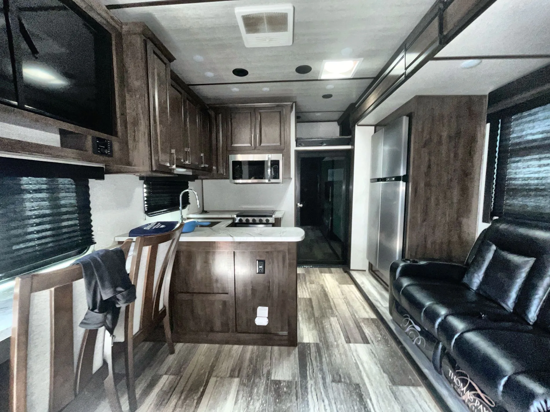 2021 Dutchmen Voltage Triton 3521 - Photo 2