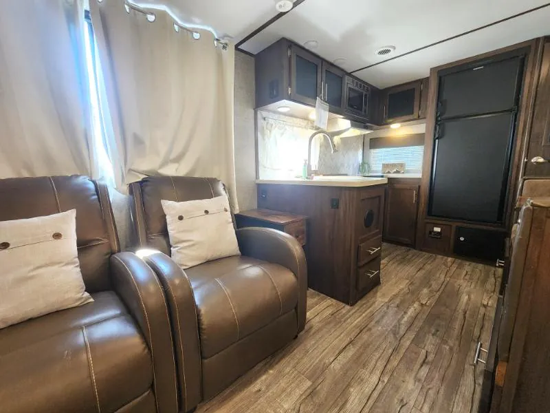 2019 Forest River Cherokee Alpha Wolf 27RK-L — Photo 5