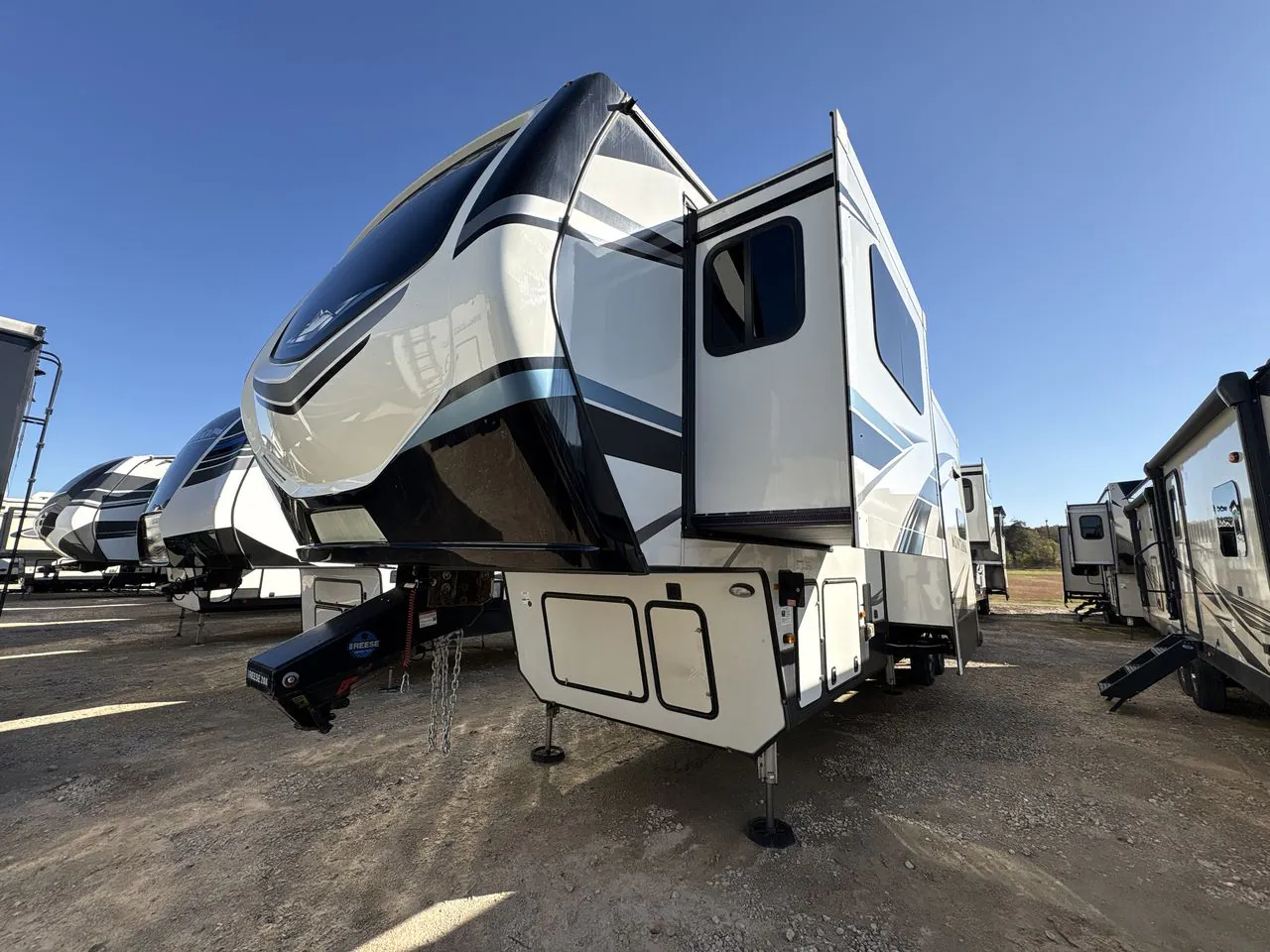 2021 Keystone Montana 3761FL - Photo 3