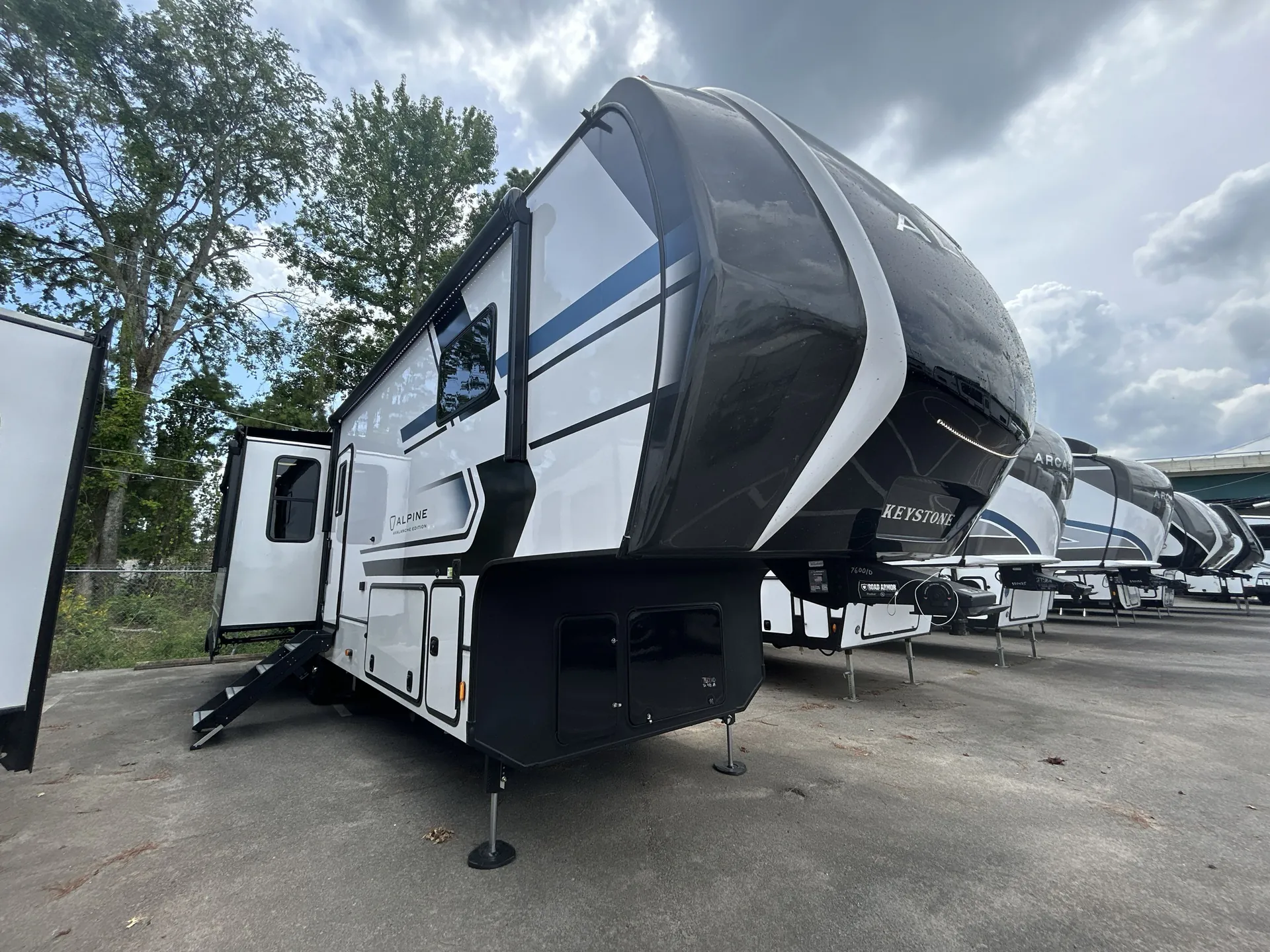 2026 Keystone Avalanche 321RL - Photo 2