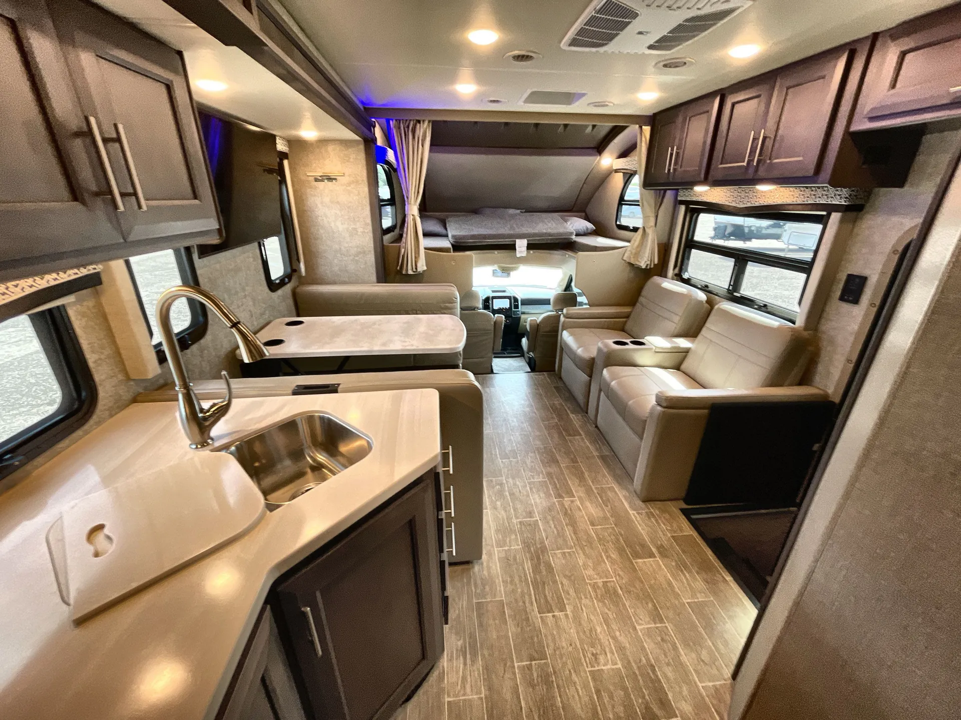 2021 Thor Motor Coach Omni XG32 — living area main