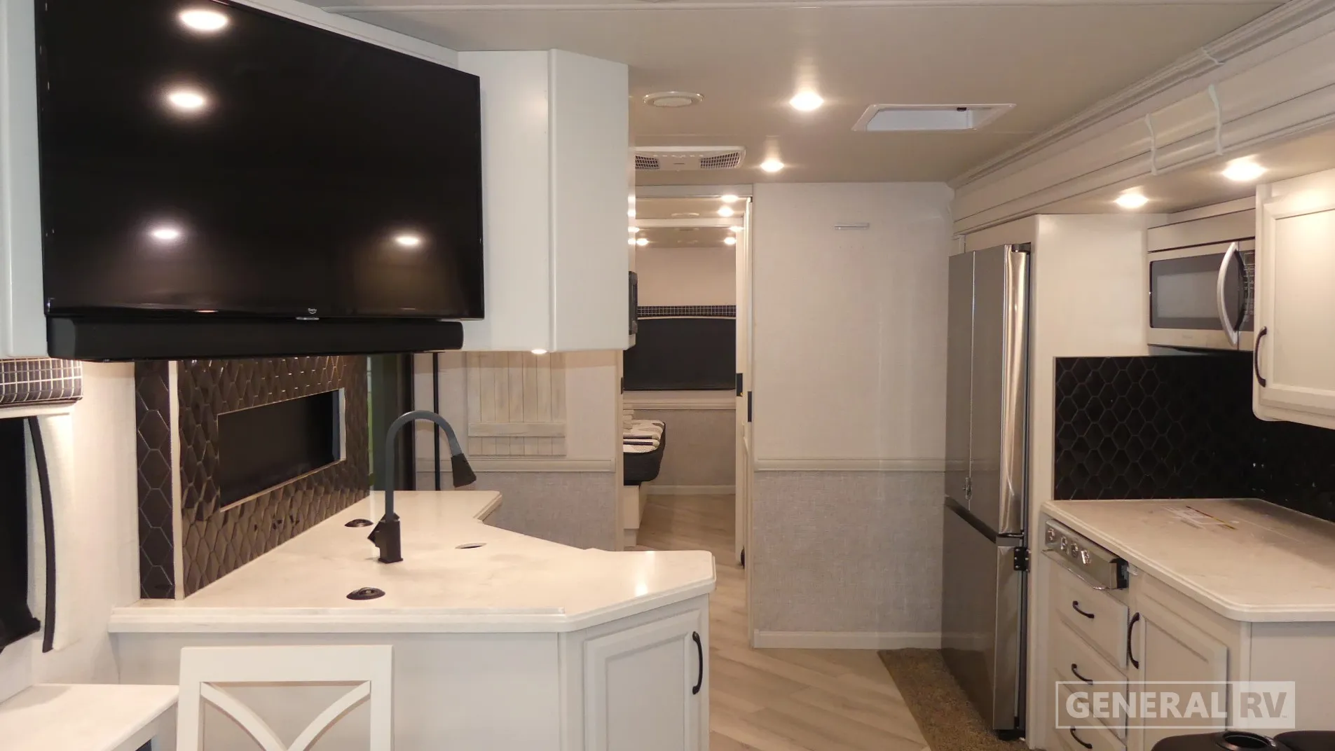 2024 Holiday Rambler Vacationer 35GL - Photo 3