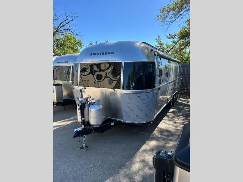 2026 Airstream Classic 28RB - Photo 3