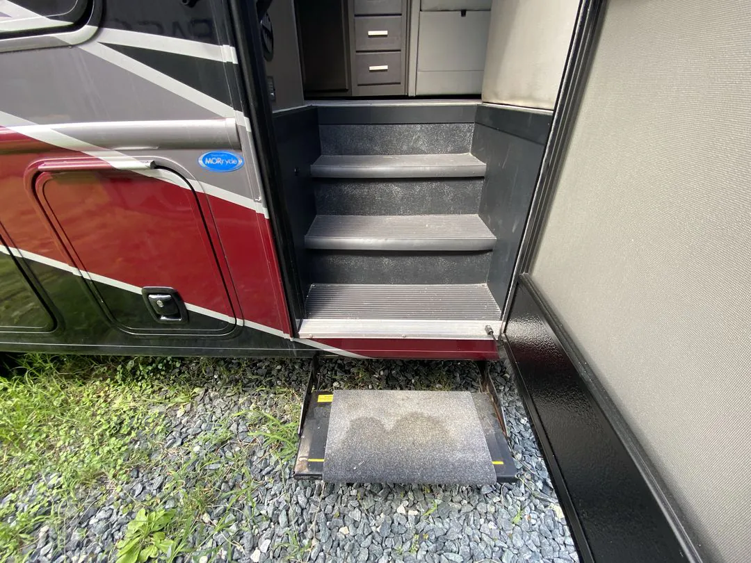 2025 Thor Motor Coach Magnitude Super C LV35 - Photo 2