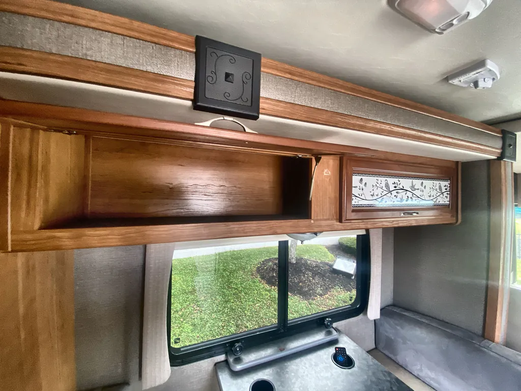 2015 Fleetwood Flair 26D, Photos photo 14