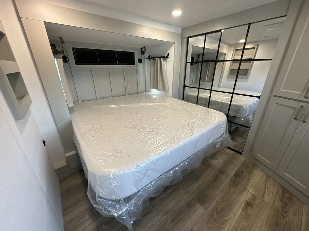 2026 Brinkley Model G 3950, Photos photo 23