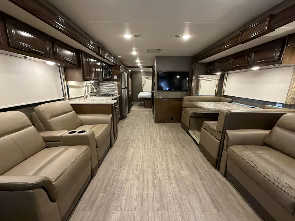 2020 Thor Motor Coach Challenger 35MQ, Photos photo 2