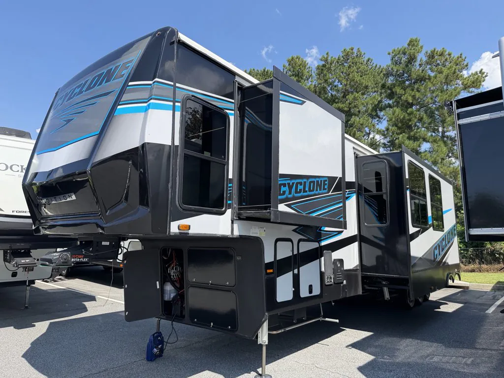 2025 Heartland Cyclone 4008 - Photo 4