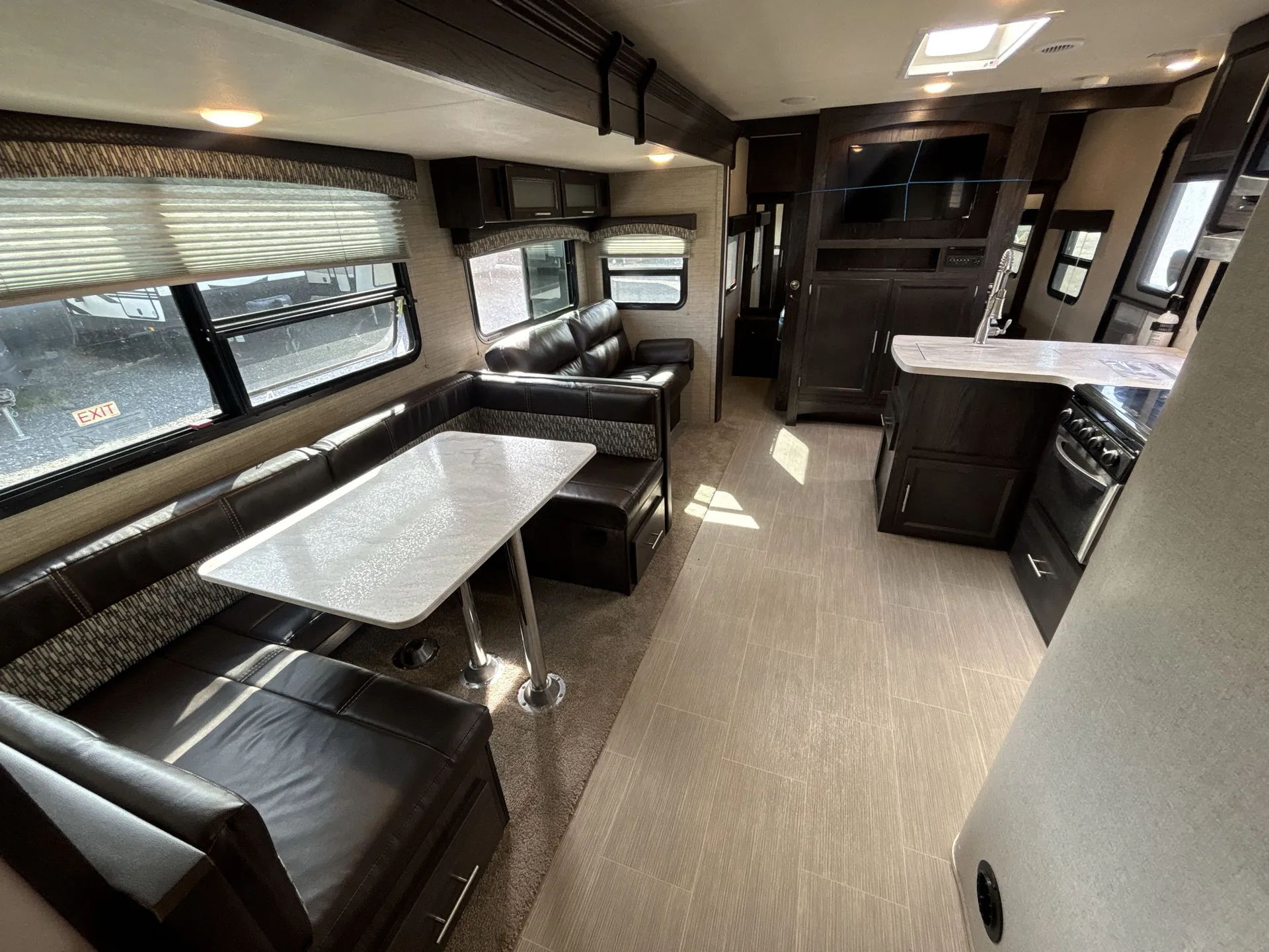 2018 Dutchmen Kodiak Ultra-Lite 283BHSL — living area main