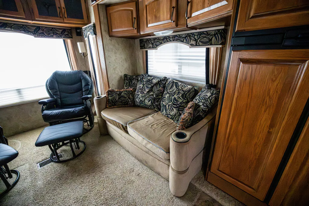 2011 Keystone Montana 3100RL, Photos photo 9
