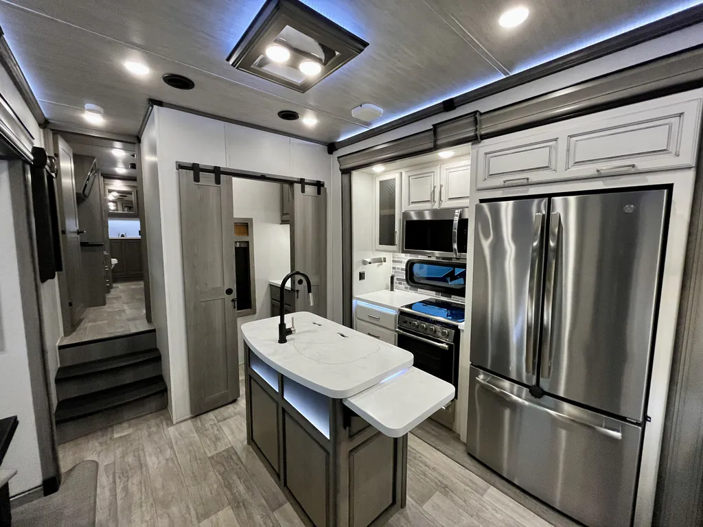 2021 Keystone Montana 3763BP, Photos photo 5