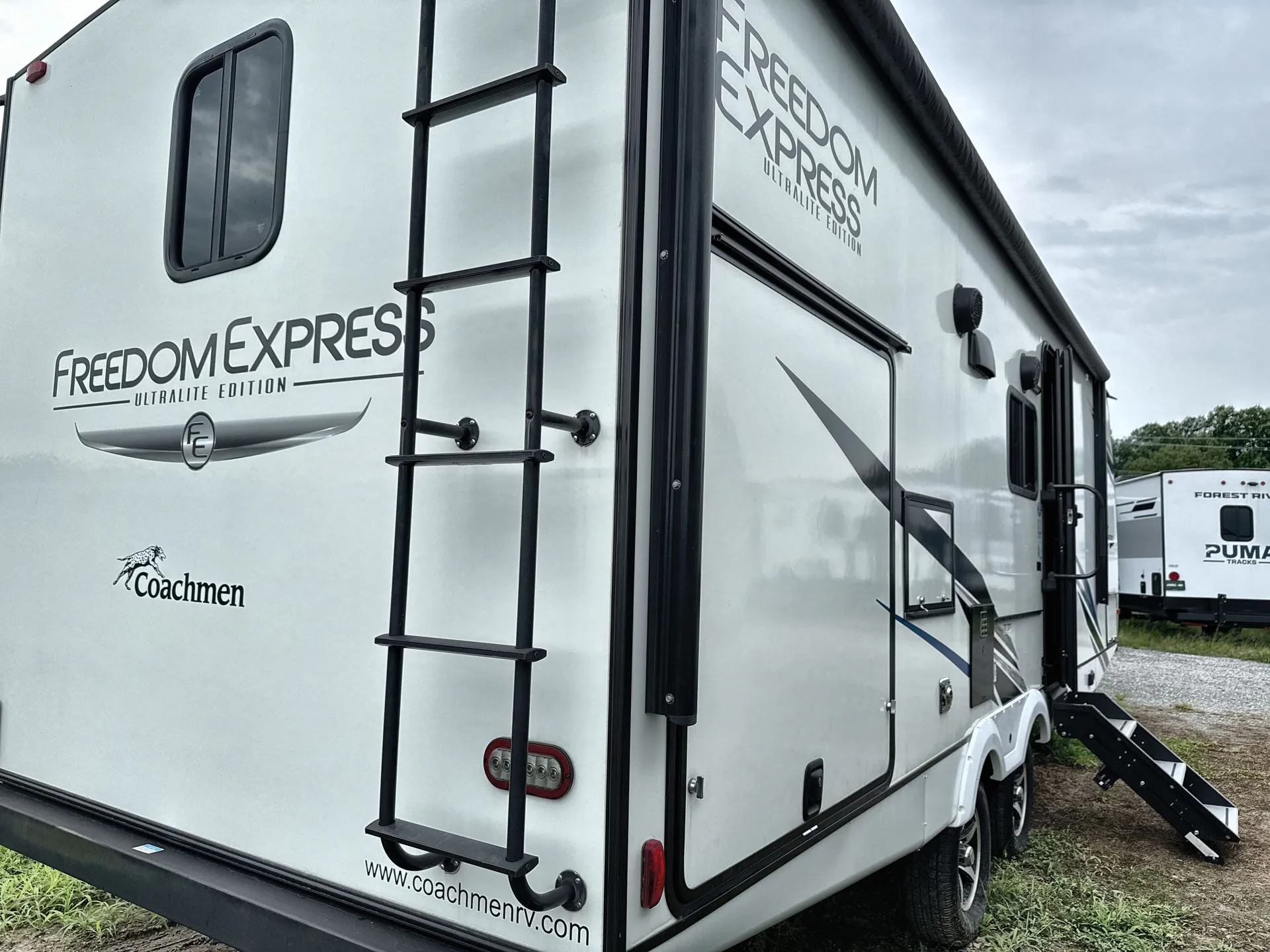 2022 Coachmen Freedom Express Ultra Lite 252RBS — living area main
