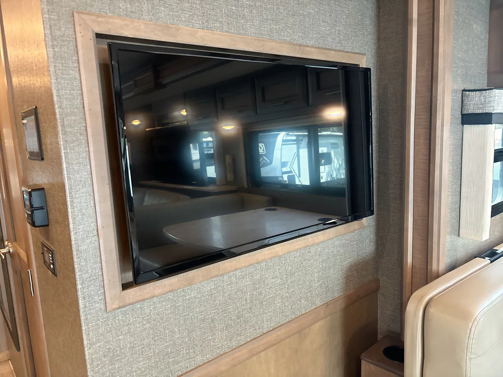 2022 Thor Motor Coach Challenger 35MQ, Photos photo 15