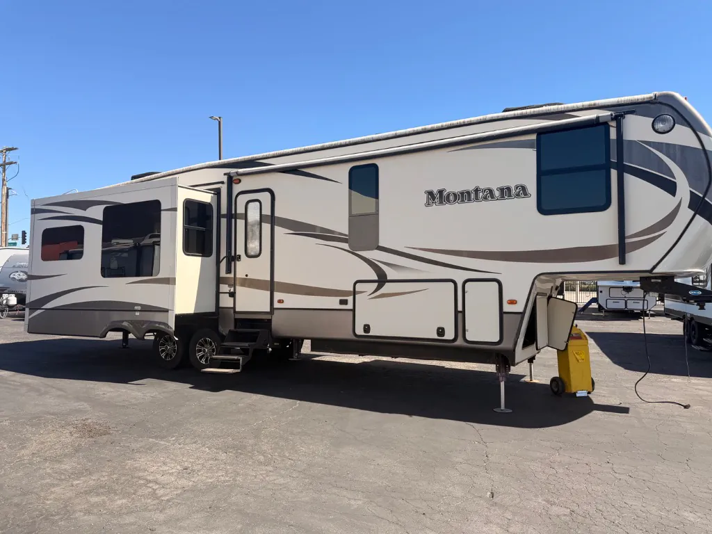2016 Keystone RV Montana 3440RL - Photo 4