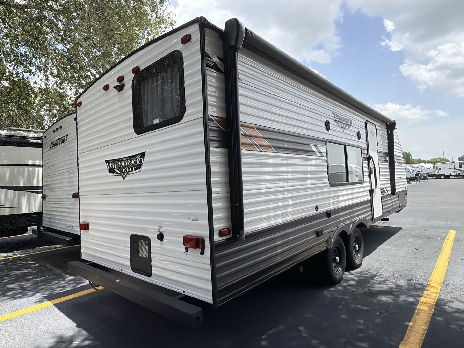 2022 Forest River Wildwood X-Lite 261BHXL — off campside