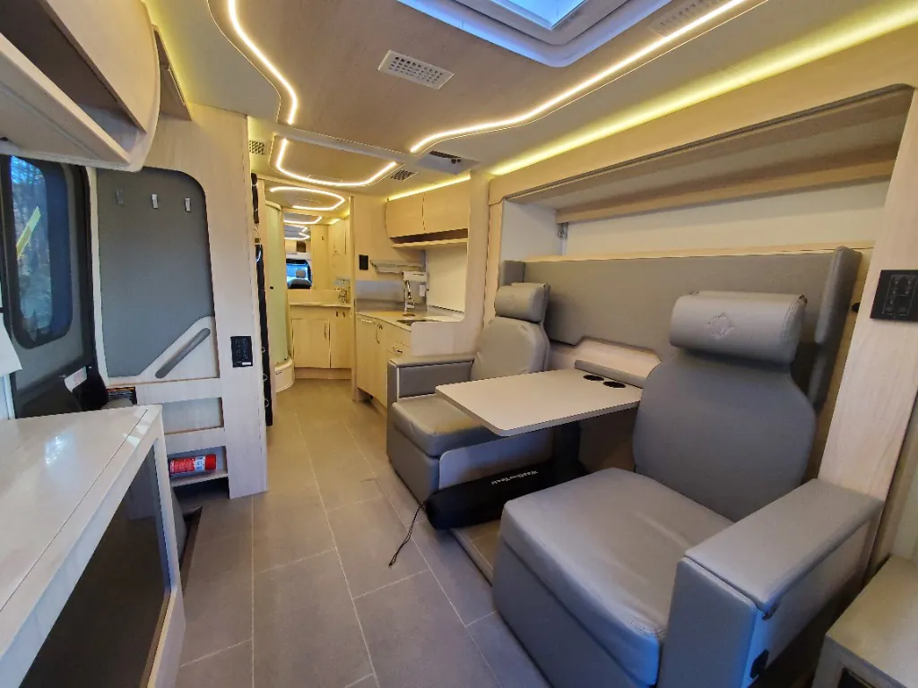 2023 Leisure Travel Unity U24MBL - Photo 3