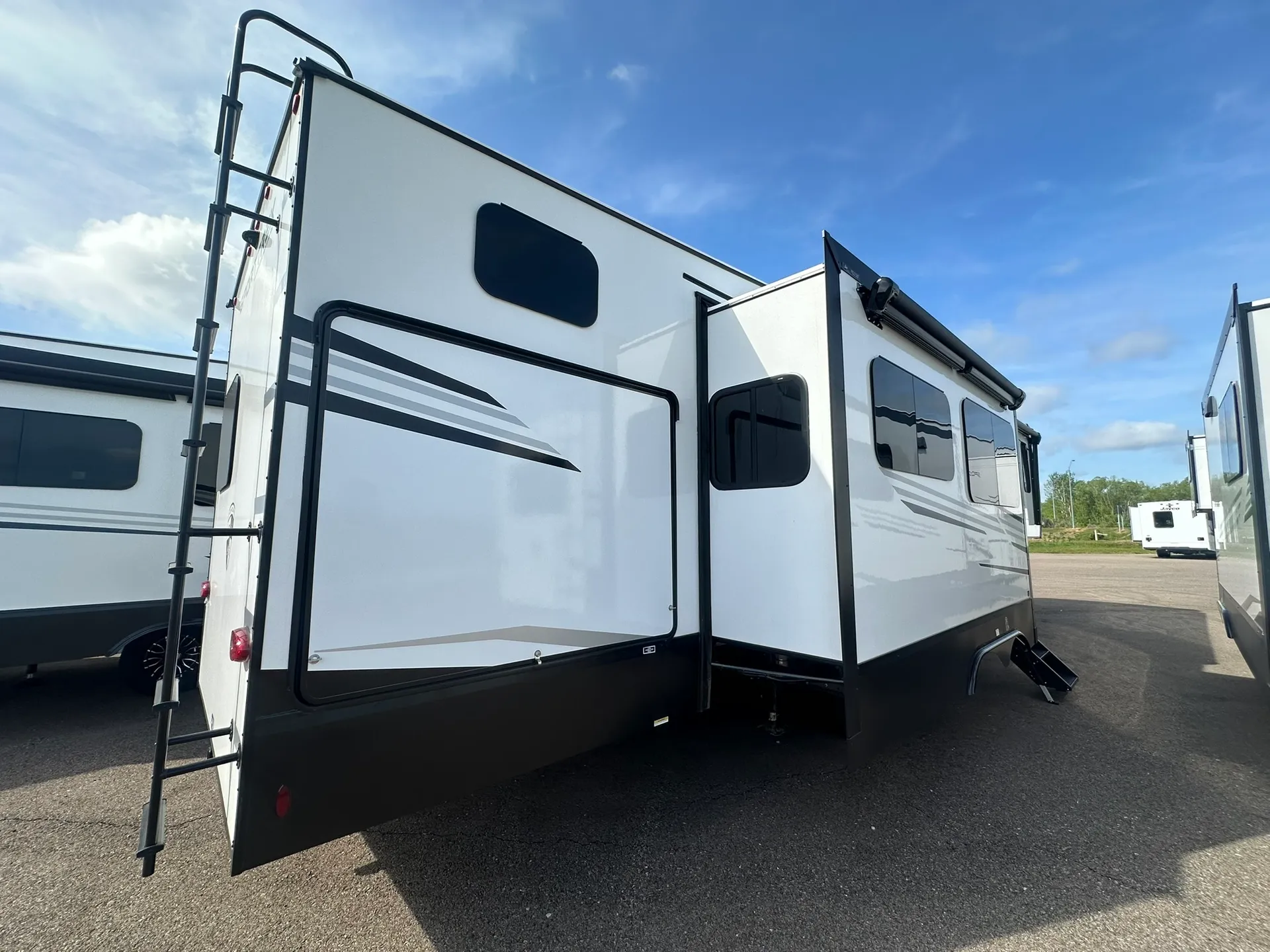 2026 Venture RV SportTrek 5 Touring Edition STTF354VBH - Photo 4
