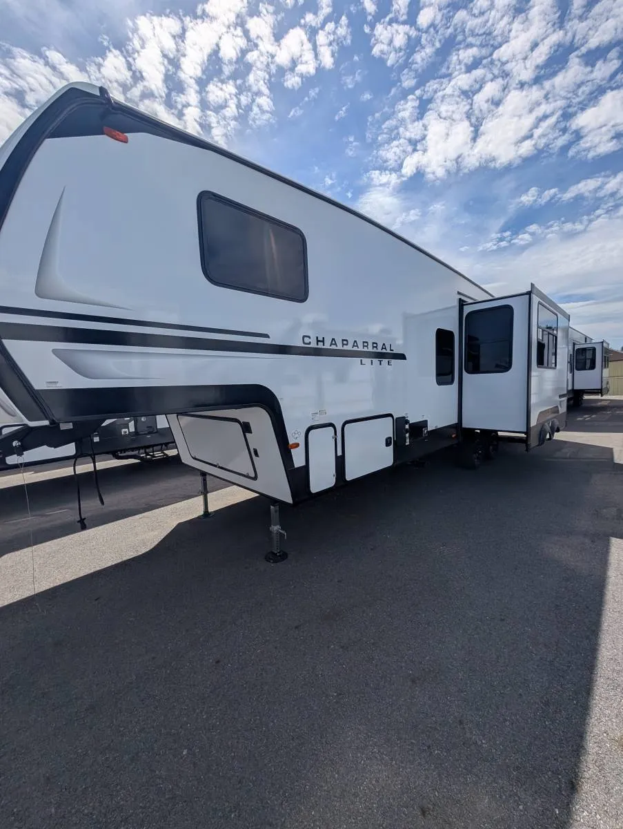 2027 Coachmen Chaparral Lite 274BH - Photo 4
