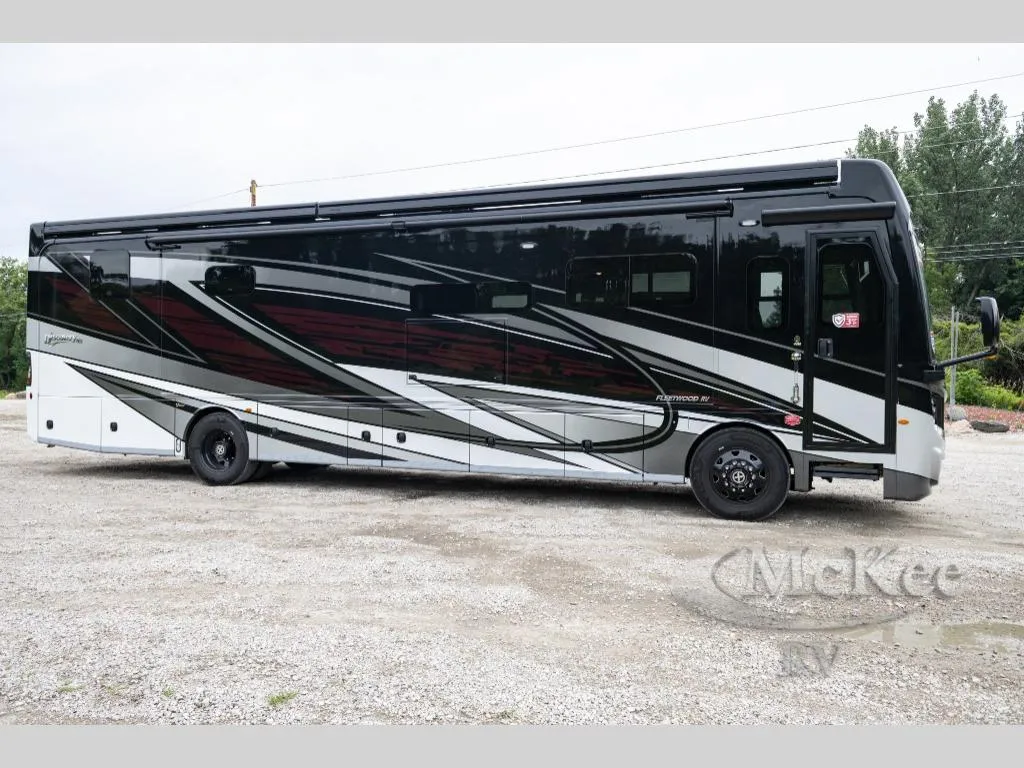 2027 Fleetwood Discovery LXE 40M - Photo 3