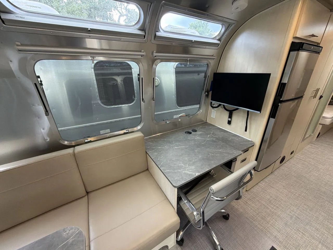 2025 Airstream Flying Cloud 27FB Twin - Photo 4